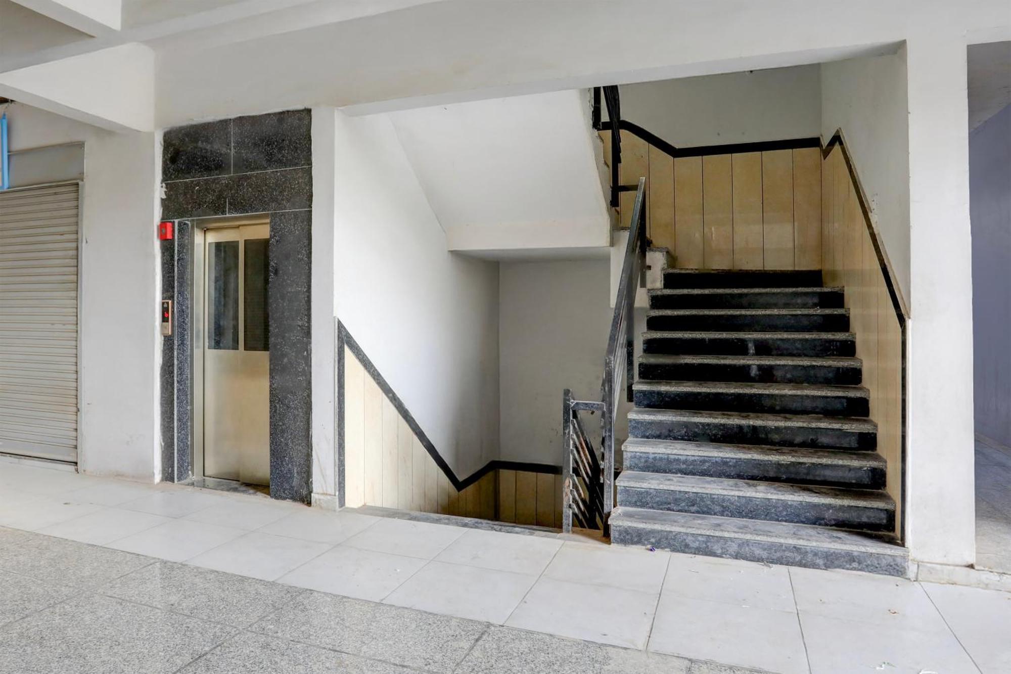 Super Townhouse Ambaji Formerly Hotel Kardhar Inn Exterior photo