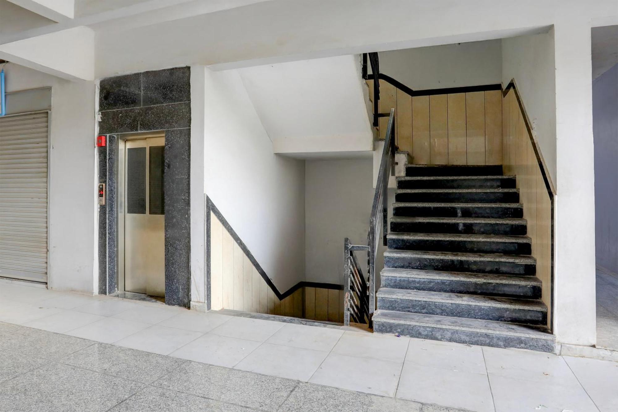 Super Townhouse Ambaji Formerly Hotel Kardhar Inn Exterior photo