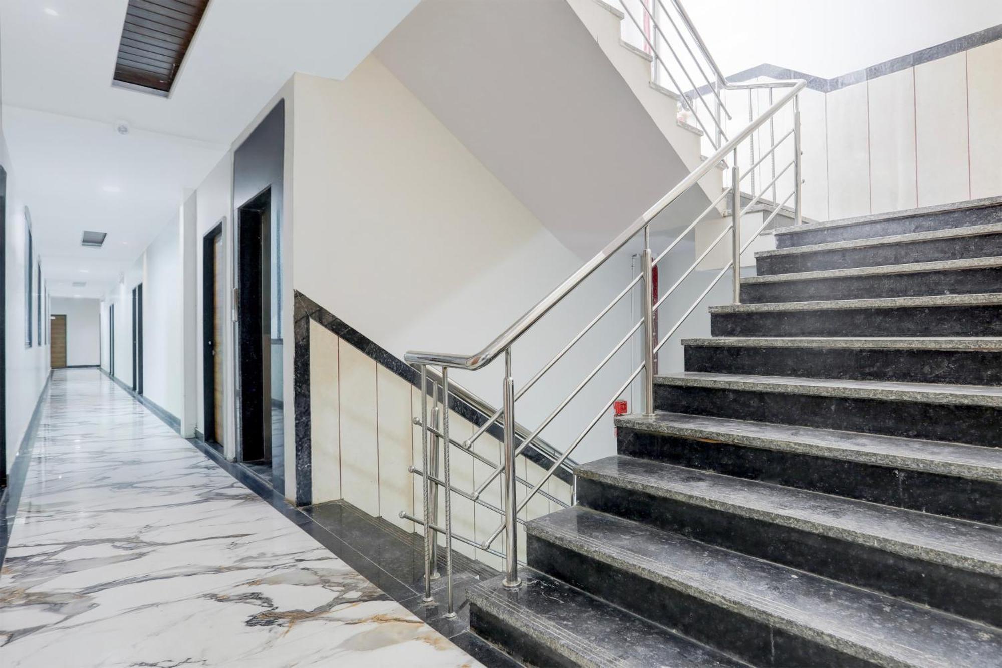 Super Townhouse Ambaji Formerly Hotel Kardhar Inn Exterior photo