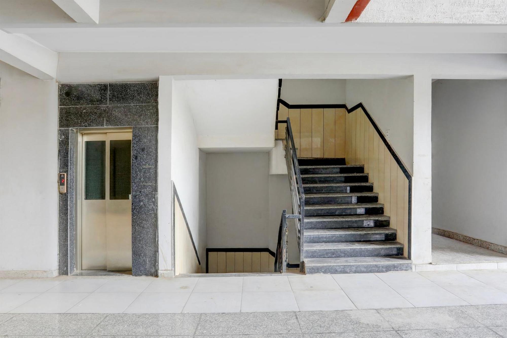 Super Townhouse Ambaji Formerly Hotel Kardhar Inn Exterior photo